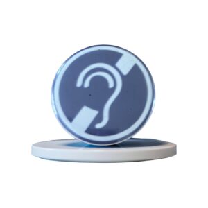 Brosche Logo Hörbeeinträchtigt